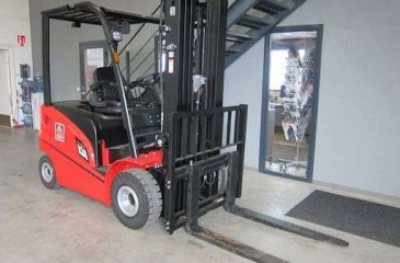 Ưu nhược điểm của xe nâng điện và xe nâng dầu