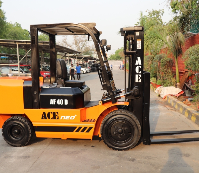 Giải Pháp Cho Kho Hẹp: Top 5 Dòng Xe Nâng Reach Truck Tối Ưu Diện Tích Lối Đi