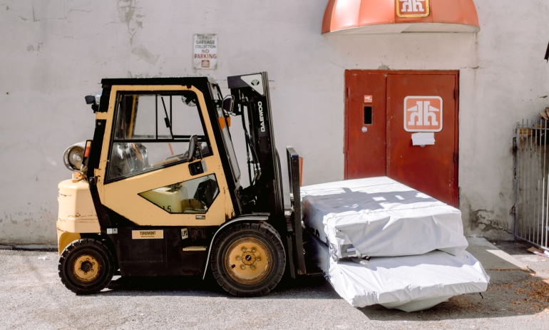Xe Nâng Dầu Hay Xe Nâng Điện? Đâu Là Lựa Chọn Tốt Hơn?