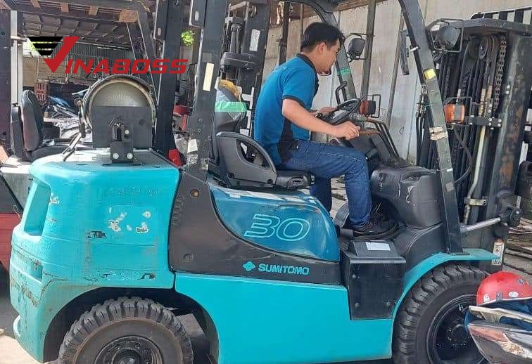 Kỹ thuật viên Vinaboss sử dụng thiết bị chẩn đoán lỗi chuyên dụng cho xe nâng 