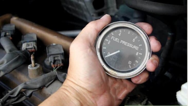 Bạn có thể dùng bảng hướng dẫn sử dụng để gắn đồng hồ đo áp suất vào đầu nối nếu muốn kiểm tra bơm xăng