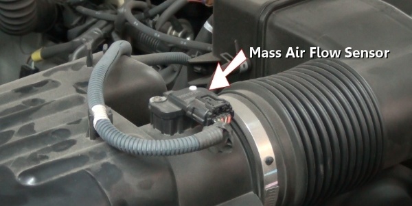 Xe chạy không đều, động cơ khi hoạt động sẽ không êm hoặc xe có thể không chạy được nếu sensor lưu lượng khí nạp hư hỏng